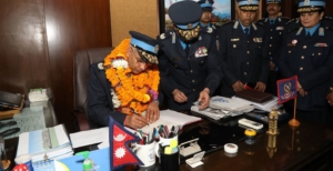 नवनियुक्त प्रहरी महानिरीक्षक ठाकुरप्रसाद ज्ञवालीद्वारा दर्ज्यानी चिह्न प्राप्त गरेलगत्तै पदभार ग्रहण