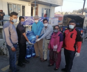 टोखा नगरपालिका र टोखा उद्योग वाणिज्य संघद्वारा सुरक्षाकर्मीलाई खाने पानी वितरण