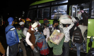 प्रधानमन्त्री ओलीको निर्देशनपछि घर हिँडेका पैदलयात्रीलाई बस चढाएर घर पठाइयो