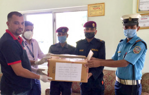 राष्ट्रिय वाणिज्य बैंकद्वारा नवलपुरस्थित इलाका प्रहरीलाई स्वास्थ्य सामाग्री सहयोग