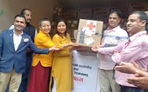 आनी छोईङ डोल्मा फाउण्डेसन तथा प्रारम्भ सामाजिक संस्थाद्वारा स्वास्थ्य सामग्री हस्तान्तरण