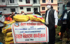 सोलुखुम्बु जिल्लाको सोताङ गाउँपालिकाद्वारा राहत वितरण, उपत्यकाका ४३० घरपरिवारले पाए राहत