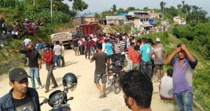 प्रहरीलाई छलेर गुडेको टिप्परको ठक्करले २ जनाको मृत्यु