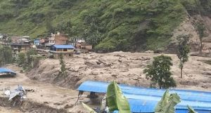 सिन्धुपाल्चोक बाढी : घाइतेको उद्धार जारि सिन्धुपाल्चोक बाढी : घाइतेको उद्धार जारि
