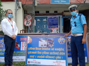 ग्लोबल आइएमई बैंकद्वारा ट्राफिक प्रहरीलाई जनचेतना मुलक ट्राफिक संकेत बोर्ड तथा पोलहरु हस्तान्तरण