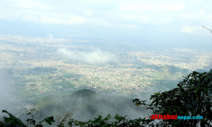 चन्द्रगिरी नगरपालिकास्थित भष्मेश्वर डाँडाबाट देखिएको काठमाडौंको दृश्य । तस्बीरः बहुदलकाजी राई