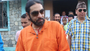 पूर्वयुवराज पारसले जब आफ्नै साथीको नाथ्री फुटाए… पूर्वयुवराज पारसले जब आफ्नै साथीको नाथ्री फुटाए…