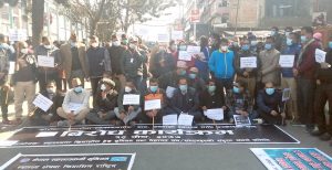 १८ बुँदे माग राख्दै आन्दोलनरत स्वास्थ्यकर्मी र सरकारबीच वार्ता हुँदै