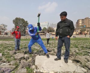 वृहत नागरिक आन्दोलनले कमलपोखरीको सिमेन्ट भत्काए