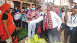माछापुच्छ्रे बैंकले २२ जना व्यवसायीलाई क्यूआर कोड हस्तान्तरण