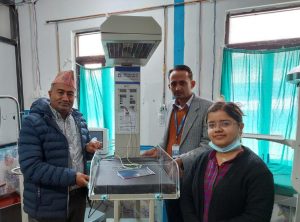 ज्योति विकास बैंकले स्वास्थ्य केन्द्रलाई बेबी वार्मर प्रदान