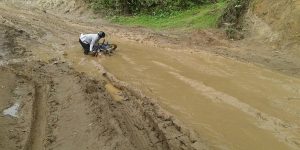 भारतीय निर्माण कम्पनीको चरम लापरबाहीले गर्दा सडक हिँडिनसक्नु