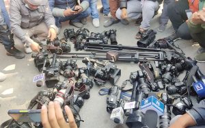कांग्रेस महाधिवेशनमा फोटो पत्रकारद्वारा क्यामरा डाउन कांग्रेस महाधिवेशनमा फोटो पत्रकारद्वारा क्यामरा डाउन
