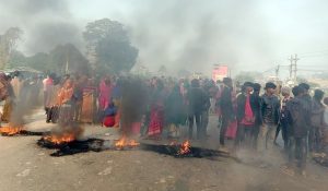 पूर्व-पश्चिम राजमार्ग बन्द गरी बसेका जनमत पार्टीका कार्यकर्ता र प्रहरीबीच झडप