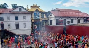 आज साउनको पहिलो दिन सोमबार बिहानैदेखि पशुपतिनाथ मन्दिरमा दर्शनार्थीको भिड