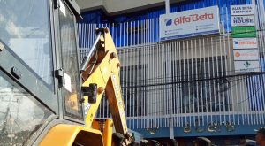 महानगरले चलायो अल्फाबिटाको अवैध संरचनामा डोजर