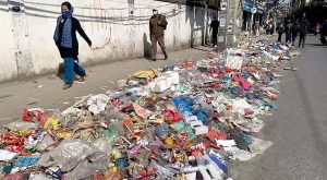 काठमाडौंका सडकमा फोहरको डङ्गुर थुप्रिँदा दुर्घन्धले आमनागरिकलाई आवतजावतमा समस्या