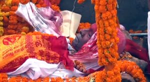 स्व. गिरीको अन्त्यष्टी, प्रधानमन्त्री देउवा र बरिष्ठ नेता पौडेलले झण्डा ओढाएर गरे अन्तिम बिदाई