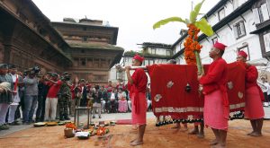 गोरखाबाट ल्याइएको फूलपाती हनुमानढोकामा भित्र्याइयो