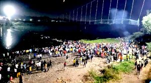 भारतको गुजरातमा झोलुंगे पुल चुँडिदा १४३ जनाको मृत्यु