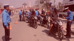 ट्राफिक प्रहरीद्वारा उपत्यकामा सवारी चलाउनेमाथि कडाइ गर्दै ट्राफिक प्रहरीद्वारा उपत्यकामा सवारी चलाउनेमाथि कडाइ गर्दै