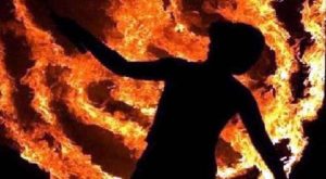 शरीरमा आगो लगाएर एक महिलाले गरिन् आत्महत्या