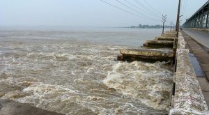 सप्तकोशीमा ३४ वर्षयताकै पानीको बहाव उच्च, बाढीबाट खतरा देखिएपछि कोसी ब्यारेजका सबै ढोका खोलिए