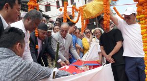 नेपाली सेनाको टुकडीले अन्तिम सलामी दिएसँगै राजकीय सम्मानका साथ नेम्वाङको अन्त्येष्टि, छोराले दिए दागबत्ती