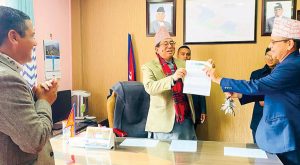 नर्सिङ पढाउन नसकिने भन्दै शिक्षामन्त्रीलाई सञ्चालकले बुझाए चाबी नर्सिङ पढाउन नसकिने भन्दै शिक्षामन्त्रीलाई सञ्चालकले बुझाए चाबी