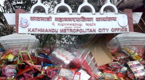 बिक्रीमा राखिएका सुर्तीजन्य पदार्थ जफत गर्दै काठमाडौंमा महानगर