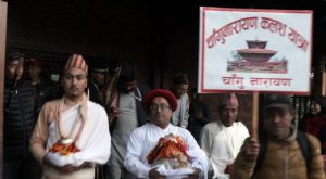 श्री लक्ष्मीरूपी चाँदीको कलश बोक्दै चाँगुनारायण मन्दिरदेखि काठमाडौँको हनुमानढोकासम्मको पैदल यात्रा सम्पन्न श्री लक्ष्मीरूपी चाँदीको कलश बोक्दै चाँगुनारायण मन्दिरदेखि काठमाडौँको हनुमानढोकासम्मको पैदल यात्रा सम्पन्न