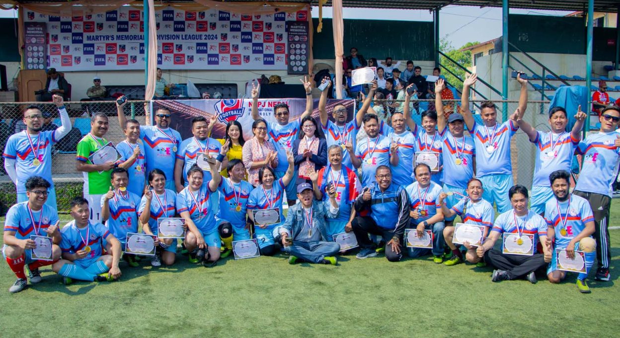 नेपाल र बंगलादेशको फोटोपत्रकारहरुको मैत्रीपूर्ण फुटबल तस्बीरमा