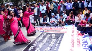 १६ दिनदेखि सरकारी शिक्षकहरु सडकमै