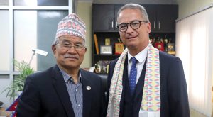 फ्रान्सका लामोत-गोवाका मेयर आल्याँ स्कुदेलारो र ललितपुरका मेयर चिरीबाबु महर्जनबीच भेतवार्ता