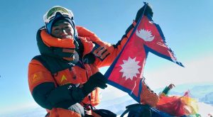 आफ्नै रेकर्ड तोड्दै कामीरिता ३१औं पटक सगरमाथाको शिखरमा