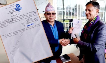 झापा क्षेत्र नं. २ बाट प्रा.डा. संग्रौलाले गराए स्वतन्त्र उम्मेदवारी दर्ता