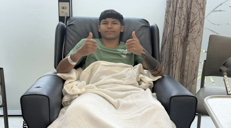 न्यूजिल्याण्डको अकल्याण्डमा साम्बाको भयो घुँडाको शल्यक्रिया