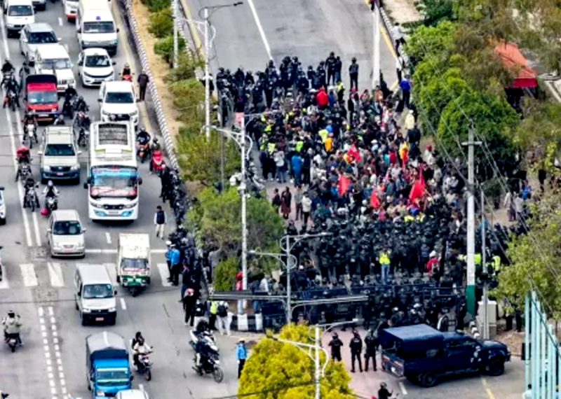 एमालेमा देखिएन एकता, कार्यकर्ता आएनन् सडकमा