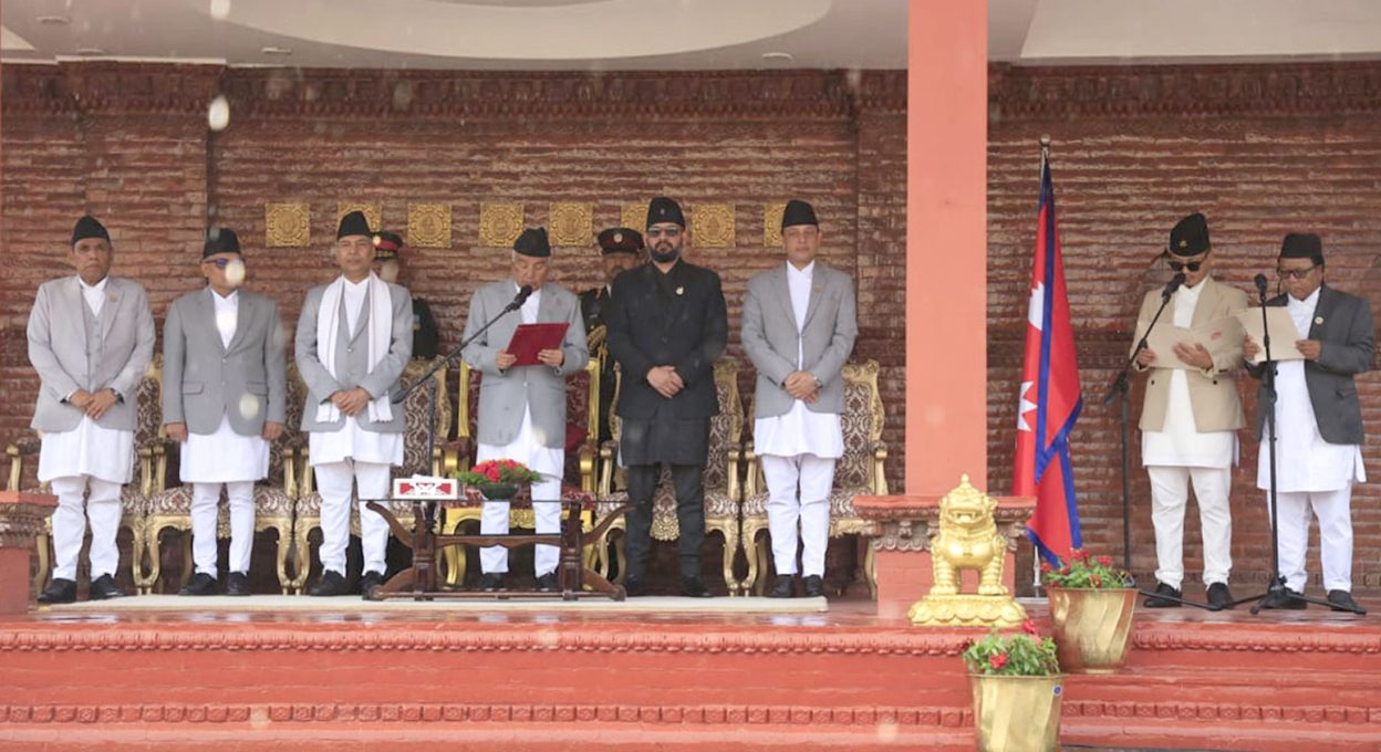 गृहमन्त्री सुधन गुरुङ र नवप्रवर्तनमन्त्रीमा महावीर पुनले लिए सपथ