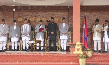 गृहमन्त्री सुधन गुरुङ र नवप्रवर्तनमन्त्रीमा महावीर पुनले लिए सपथ