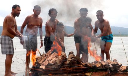 रसुवा बाढीमा बेपत्ता १२ जनाको कुशको शव बनाएर दाहसंस्कार